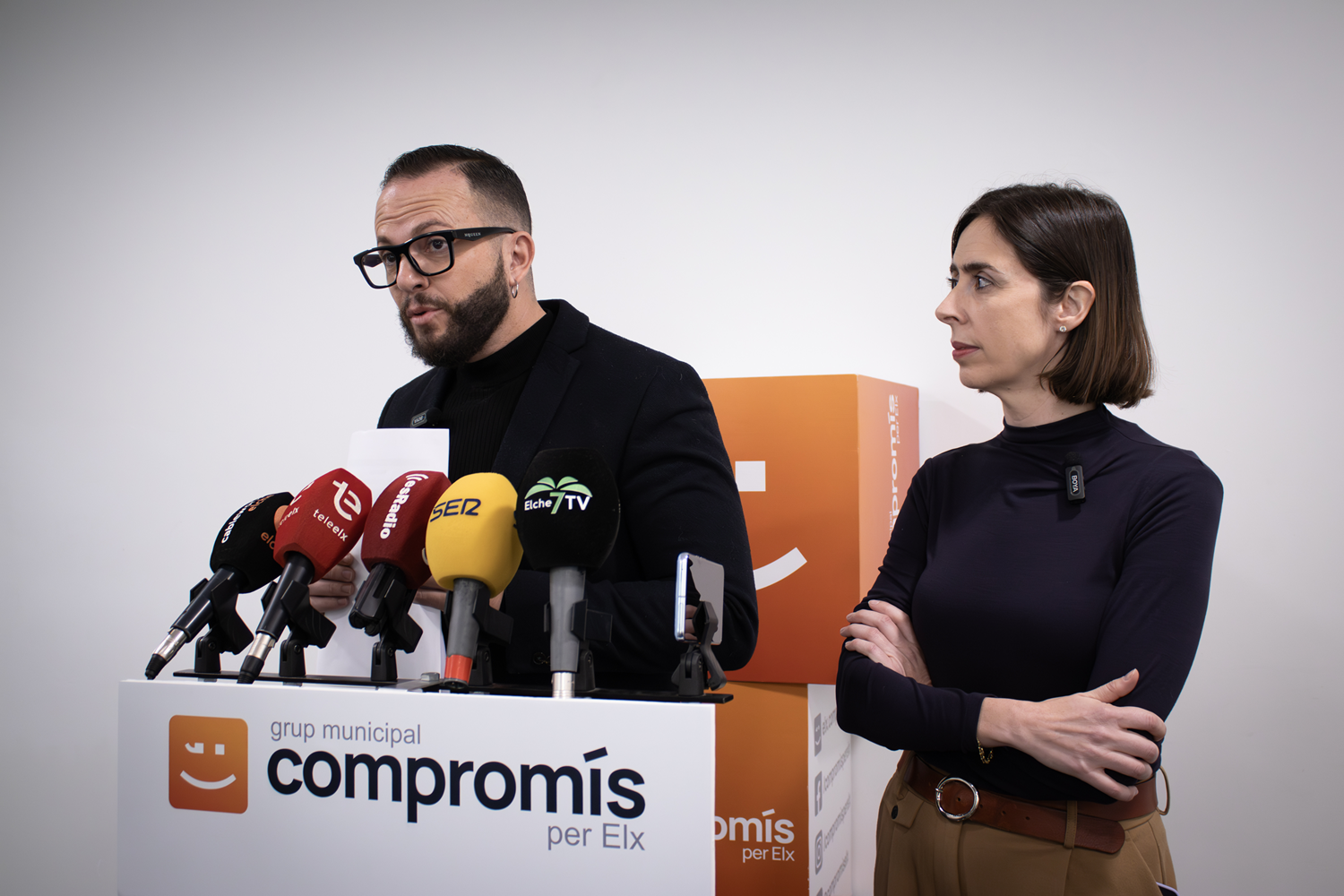 Els portaveus dels grups municipals de Compromís per Alacant i Elx, Rafa Mas i Esther Díez.