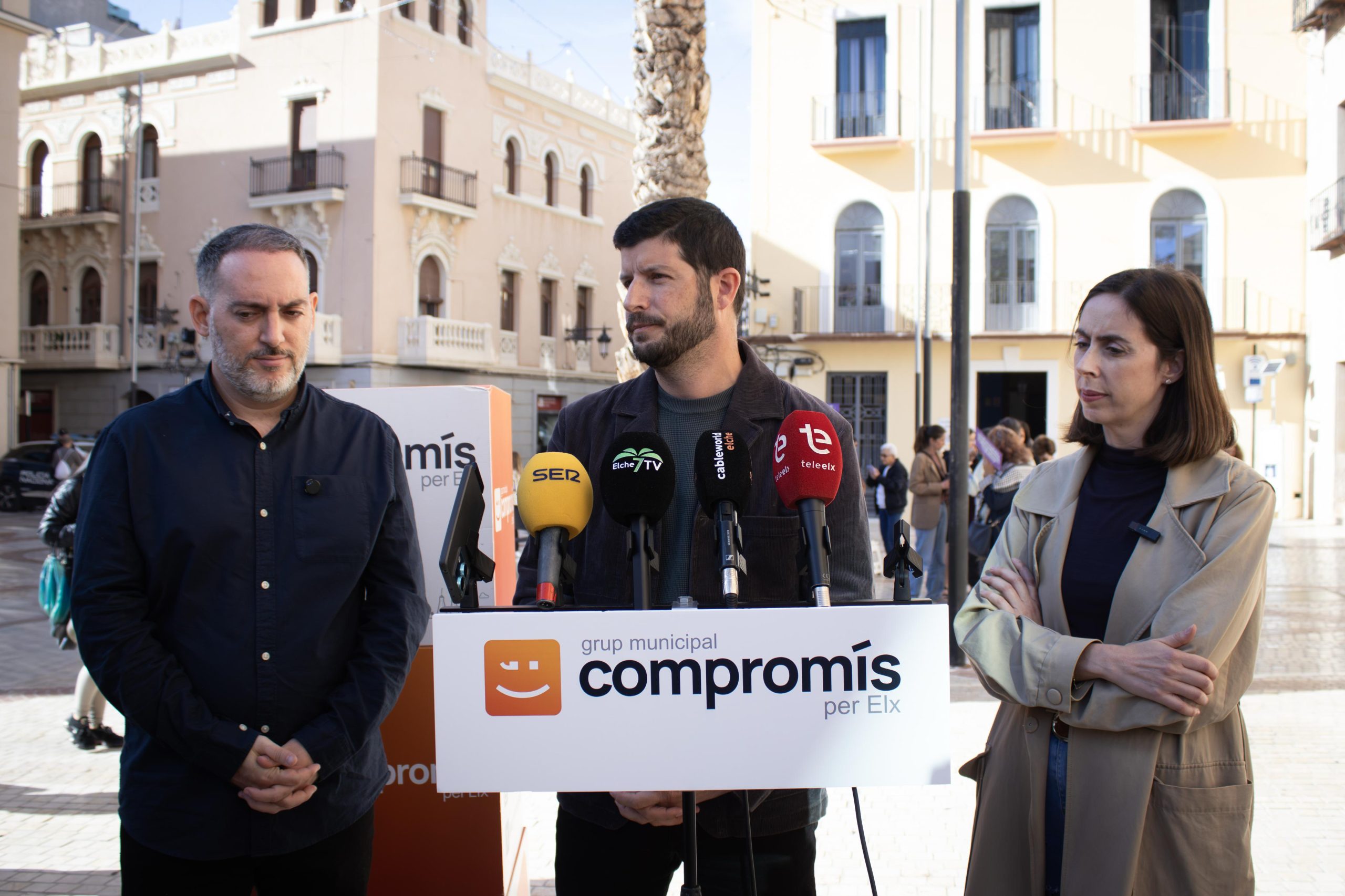 El regidor de Compromís per Crevillent, Josep Candela, Carles Esteve, diputat a les Corts i portaveu sanitari, i Esther Díez, la portaveu municipal d’Elx.
