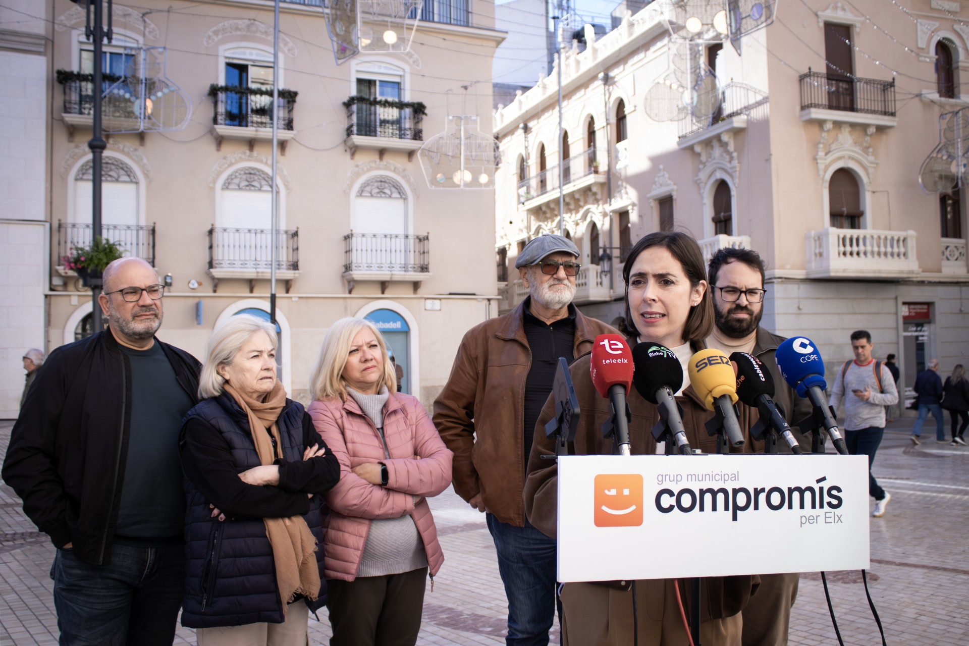 Felip Sànchez, Gabriela Grau, María Melgar, Vicent Ripoll i Víctor Moreno, vocals de Compromís en les Juntes de Districte i Esther Díez, portaveu del Grup Municipal de Compromís.