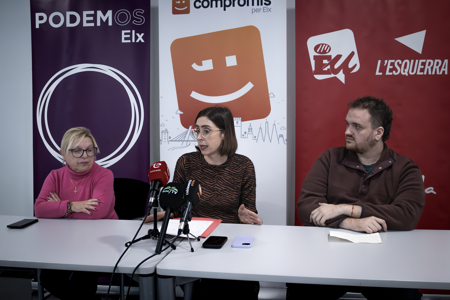 María José Rodríguez, representant de Podem Elx, Esther Díez, portaveu del grup municipal de Compromís, i Héctor García, representant del col·lectiu local d'Esquerra Unida del País Valencià (EUPV).
