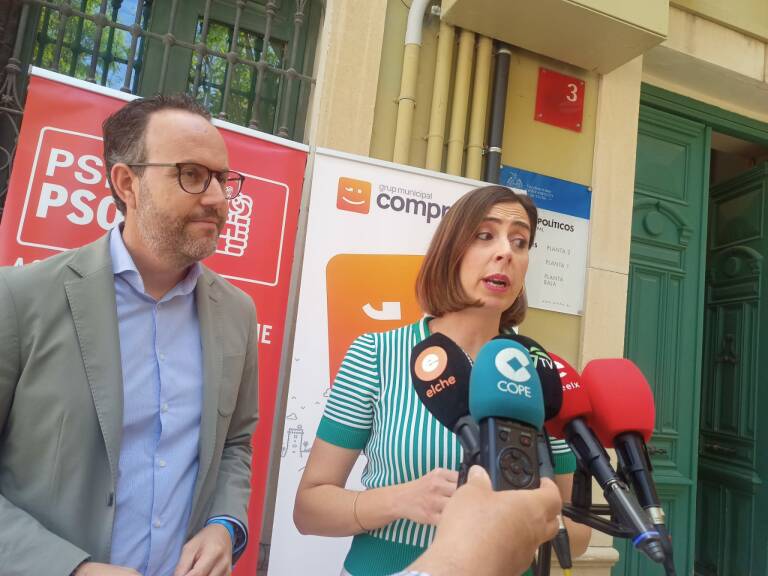 Els portaveus dels grups municipals de PSOE i Compromís, Héctor Díez i Esther Díez.