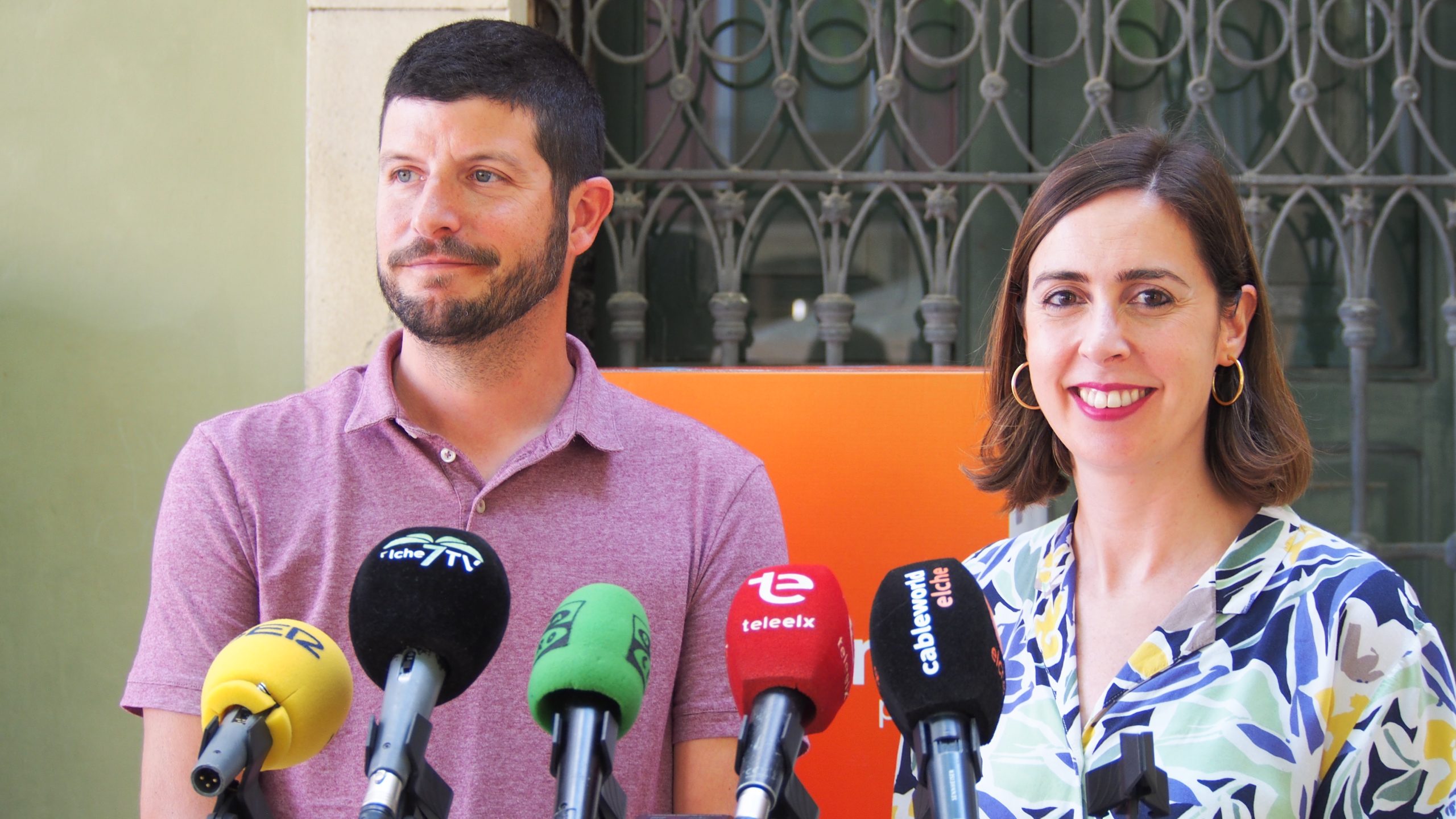El diputat de Compromís a Les Corts, Carles Esteve, i la portaveu del Grup Municipal de Compromís per Elx, Esther Díez.