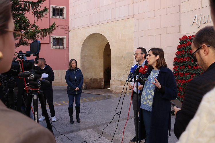 El portaveu del grup municipal socialista, Héctor Díez i la portaveu del grup municipal Compromís, Esther Díez.