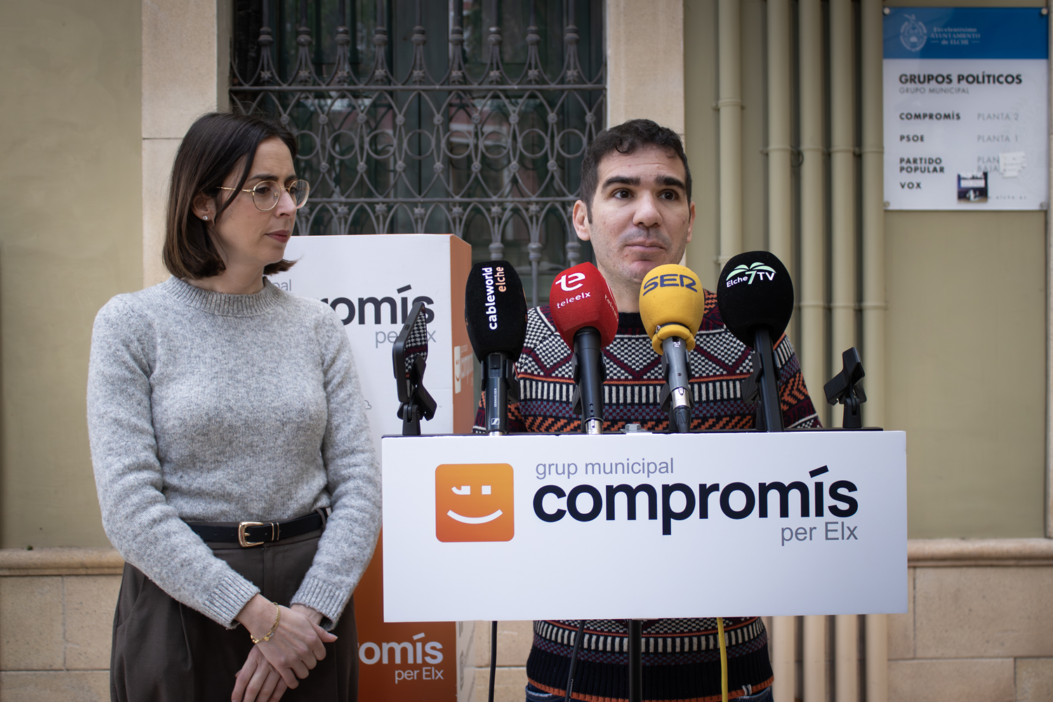 La portaveu del grup municipal de Compromís per Elx, Esther Díez, i el diputat de Compromís en la Diputació, Ximo Perles.