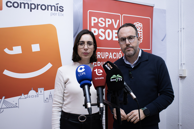 La portaveu del grup municipal de Compromís per Elx, Esther Díez, i el portaveu del grup municipal socialista i sotssecretari general del PSOE a Elx, Héctor Díez.
