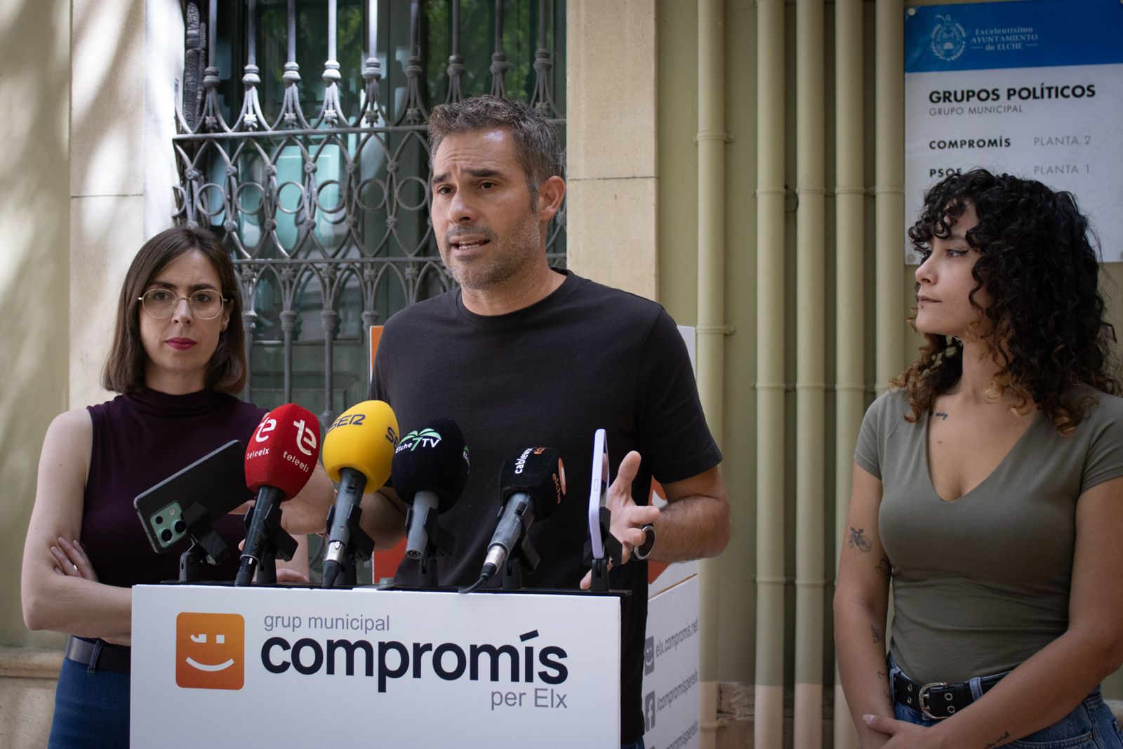 El portaveu d’Educació de Compromís en Les Corts, Gerard Fullana, la portaveu de Compromís per Elx, Esther Díez, i la secretària local de Més Compromís Elx, Míriam Hurtado.