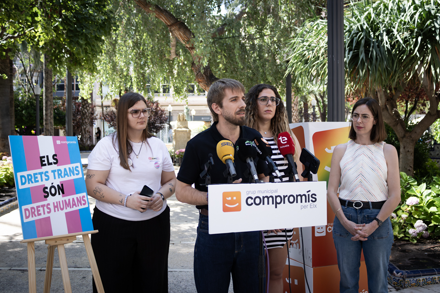 La presidenta de l'associació de TEMIS, Tania Monén, el portaveu d'Igualtat LGTBIAQ+ de Compromís en les Corts, Francesc Roig, la presidenta de l'associació per a persones trans del País Valencià TRANSFEM PV, Zara Reyes i la portaveu municipal de Compromís per Elx, Esther Díez.