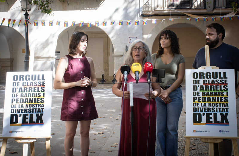 La portaveu del grup municipal de Compromís per Elx, Esther Díez, la secretaria de feminismes i LGTBIQA+ de Podem Elx, Tonyi Macià, la secretaria local de Més, Míriam Hurtado i el portaveu d’Iniciativa Elx, Víctor Moreno.